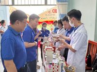 Ấm áp Chương trình 'Hành trình tri ân - Ươm mầm xanh nghĩa tình' tại An Giang