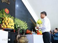 Thủ tướng dâng hương tưởng niệm tại các Anh hùng liệt sỹ tại Điện Biên