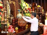 Thủ tướng dâng hương tưởng niệm tại các Anh hùng liệt sỹ tại Điện Biên