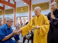 Trưởng lão Hòa thượng Thích Thiện Nhơn dâng hương tưởng niệm tại Nghĩa trang Liệt sĩ Long Thành