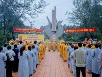 Trưởng lão Hòa thượng Thích Thiện Nhơn dâng hương tưởng niệm tại Nghĩa trang Liệt sĩ Long Thành