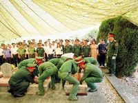 Truy điệu, an táng 2 hài cốt liệt sĩ tại Nghĩa trang Liệt sĩ Độc Lập