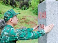 'Cột mốc sống' nơi biên cương