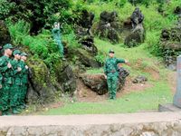 'Cột mốc sống' nơi biên cương