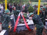 Hà Nội lấy mẫu hài cốt liệt sỹ tại Nghĩa trang Mai Dịch để giám định ADN