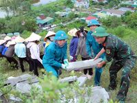 Hơn 1.000 người chung sức tái tạo dòng chữ 'BÁC HỒ SỐNG MÃI' trên núi Nhón
