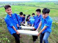 Hơn 1.000 người chung sức tái tạo dòng chữ 'BÁC HỒ SỐNG MÃI' trên núi Nhón