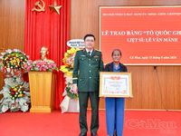 Trao Bằng 'Tổ quốc ghi công' đến thân nhân liệt sĩ Lê Văn Mảnh