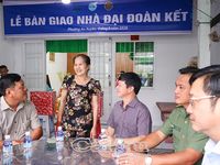 Trao mái ấm, tiếp sức hộ khó khăn