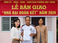 Trao mái ấm, tiếp sức hộ khó khăn