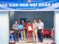 Trao mái ấm, tiếp sức hộ khó khăn