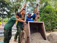 Đoàn Thanh niên Trường trung học phổ thông Thanh Nưa 'tiếp sức' cán bộ, chiến sĩ đang thực hiện 'Chiến dịch 500 ngày đêm'