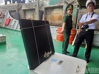 Tàu hải quân đưa ngư dân trôi dạt trên biển 4 ngày về đất liền