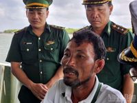 Tàu hải quân đưa ngư dân trôi dạt trên biển 4 ngày về đất liền