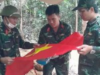 Đi rừng tìm mật ong thấy ụ đá giúp quy tập được hài cốt liệt sĩ