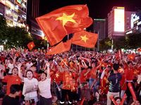 Người hâm mộ TP Hồ Chí Minh ăn mừng Việt Nam vào chung kết ASEAN Cup 2026