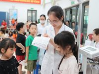 Hà Nội triển khai khám sức khỏe miễn phí cho học sinh trước năm học mới