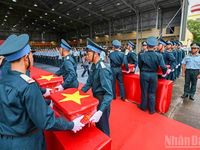 Hà Nội đón 7.104 mẫu hài cốt liệt sĩ vận chuyển từ Thành phố Hồ Chí Minh bằng chuyên cơ ra phục vụ giám định ADN
