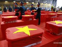 Xúc động hình ảnh tiếp nhận hơn 7.000 mẫu hài cốt liệt sĩ tại Sân bay Gia Lâm