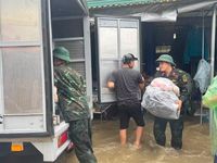 Kịp thời hỗ trợ tiểu thương chợ Giếng Vuông sơ tán hàng hóa