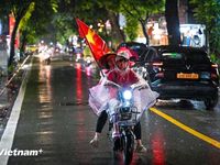 Người hâm mộ đội mưa xuống đường ăn mừng đội tuyển Việt Nam 'hạ đẹp' Thái Lan