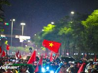 Người hâm mộ đội mưa xuống đường ăn mừng đội tuyển Việt Nam 'hạ đẹp' Thái Lan