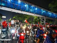 Người hâm mộ đội mưa xuống đường ăn mừng đội tuyển Việt Nam 'hạ đẹp' Thái Lan