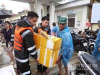 Huy động tối đa lực lượng hỗ trợ tiểu thương di chuyển hàng hóa ra khỏi chợ Giếng Vuông