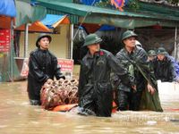 Huy động tối đa lực lượng hỗ trợ tiểu thương di chuyển hàng hóa ra khỏi chợ Giếng Vuông