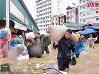 Hàng trăm chiến sĩ dầm mình trong nước lũ giúp người dân ở Lạng Sơn