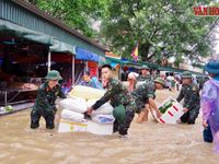 Hàng trăm chiến sĩ dầm mình trong nước lũ giúp người dân ở Lạng Sơn