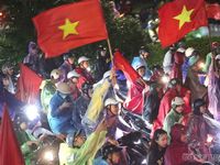 Đội mưa xuống phố, người Hà Nội ăn mừng tuyển Việt Nam thắng Thái Lan 2-0