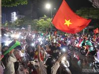 Đội mưa xuống phố, người Hà Nội ăn mừng tuyển Việt Nam thắng Thái Lan 2-0