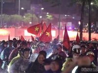 Đội mưa xuống phố, người Hà Nội ăn mừng tuyển Việt Nam thắng Thái Lan 2-0