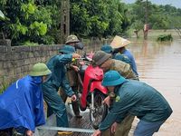 Công an Bắc Ninh giúp dân ứng phó mưa lũ
