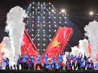 40.000 người đội mưa thắp sáng hào khí 'Tổ quốc trong tim'