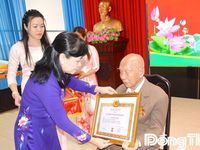 Đồng chí Châu Thị Mỹ Phương trao Huy hiệu Đảng tại xã Châu Thành