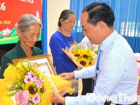 Đồng chí Châu Thị Mỹ Phương trao Huy hiệu Đảng tại xã Châu Thành