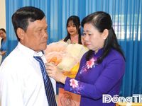 Đồng chí Châu Thị Mỹ Phương trao Huy hiệu Đảng tại xã Châu Thành