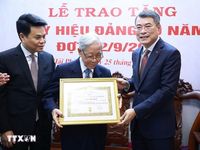 Thủ tướng trao tặng huy hiệu Đảng tặng các đảng viên lão thành tại Hải Phòng
