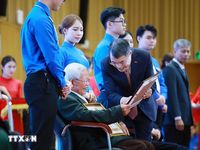 Thủ tướng trao tặng huy hiệu Đảng tặng các đảng viên lão thành tại Hải Phòng