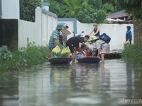 Hà Nội: Cận cảnh 'rốn ngập' ở xã Trung Giã, người dân phải dùng thuyền đi lại