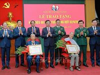 Phó Thủ tướng, Bộ trưởng Bộ Quốc phòng Phan Văn Giang trao Huy hiệu 80 năm tuổi Đảng