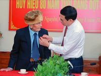 Phó Thủ tướng, Bộ trưởng Bộ Quốc phòng Phan Văn Giang trao Huy hiệu 80 năm tuổi Đảng