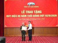 Phó Thủ tướng Phan Văn Giang trao tặng Huy hiệu 80 năm tuổi Đảng cho đảng viên lão thành