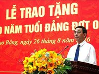 Phó Thủ tướng Phan Văn Giang trao tặng Huy hiệu 80 năm tuổi Đảng cho đảng viên lão thành