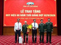 Phó Thủ tướng Phan Văn Giang trao tặng Huy hiệu 80 năm tuổi Đảng cho đảng viên lão thành