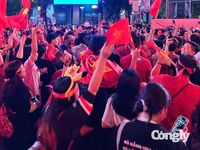 TP.HCM rực sắc đỏ, người hâm mộ 'đi bão' mừng đội tuyển Việt Nam