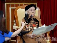 Chủ tịch Ủy ban Trung ương Mặt trận Tổ quốc Việt Nam Bùi Thị Minh Hoài trao tặng Huy hiệu 80 năm tuổi Đảng tại Phú Thọ