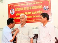Trao Huy hiệu Đảng đợt 2/9, tri ân cống hiến của các thế hệ đảng viên